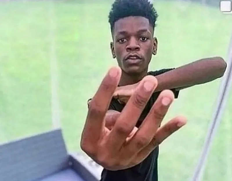 A high-quality four fingers meme template for your jokes