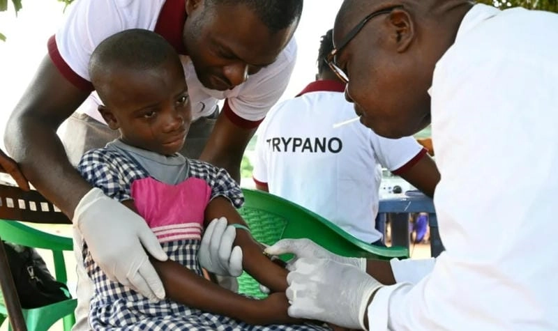 A lab technician works on the diagnosis of trypanosomiasis