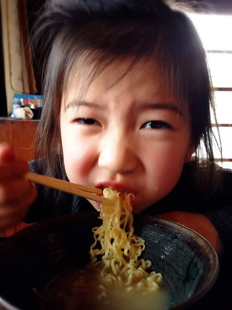 The fiery Samyang noodles meme in action