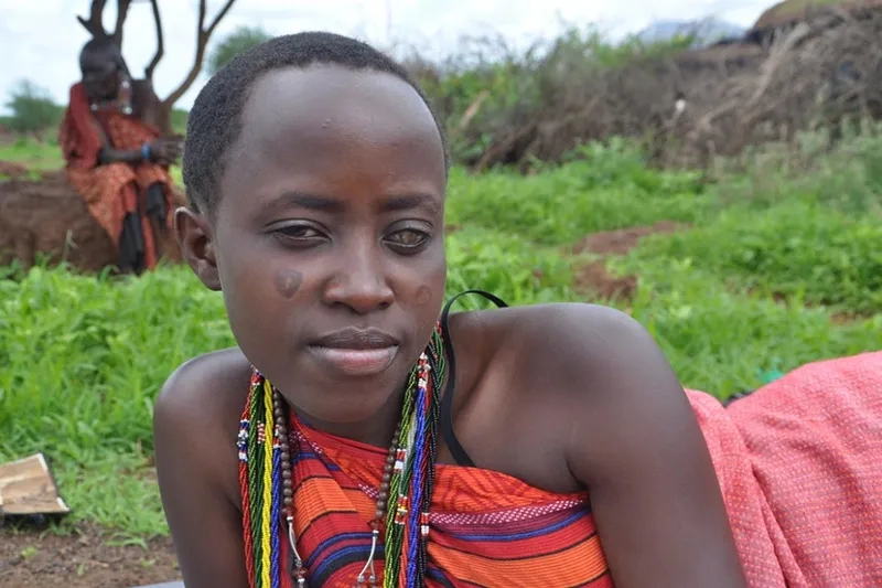 A health worker teaching prevention of onchocerciasis