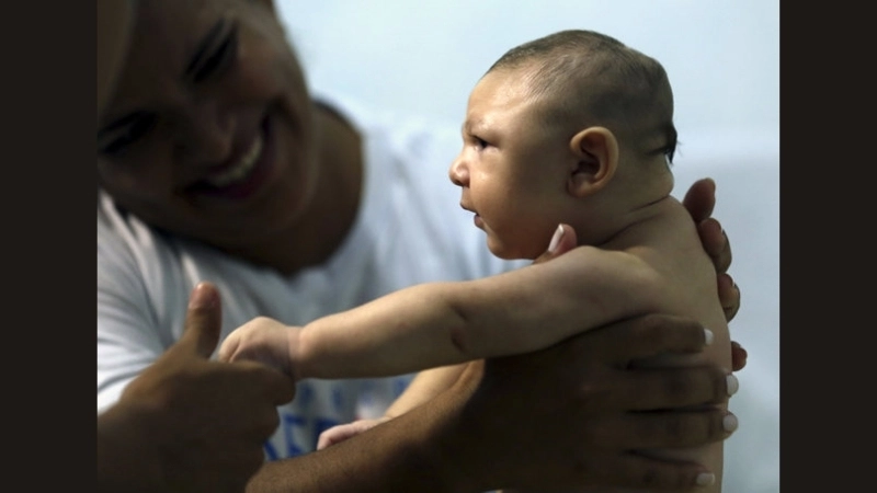 Doctor advising on Zika virus and pregnancy risks