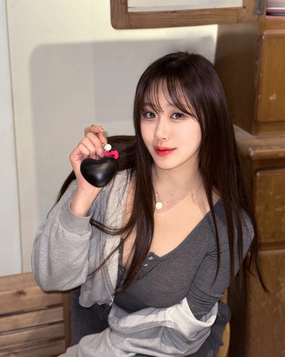 Tall girl sex towers long legs and razor-sharp golden magnetic dominance