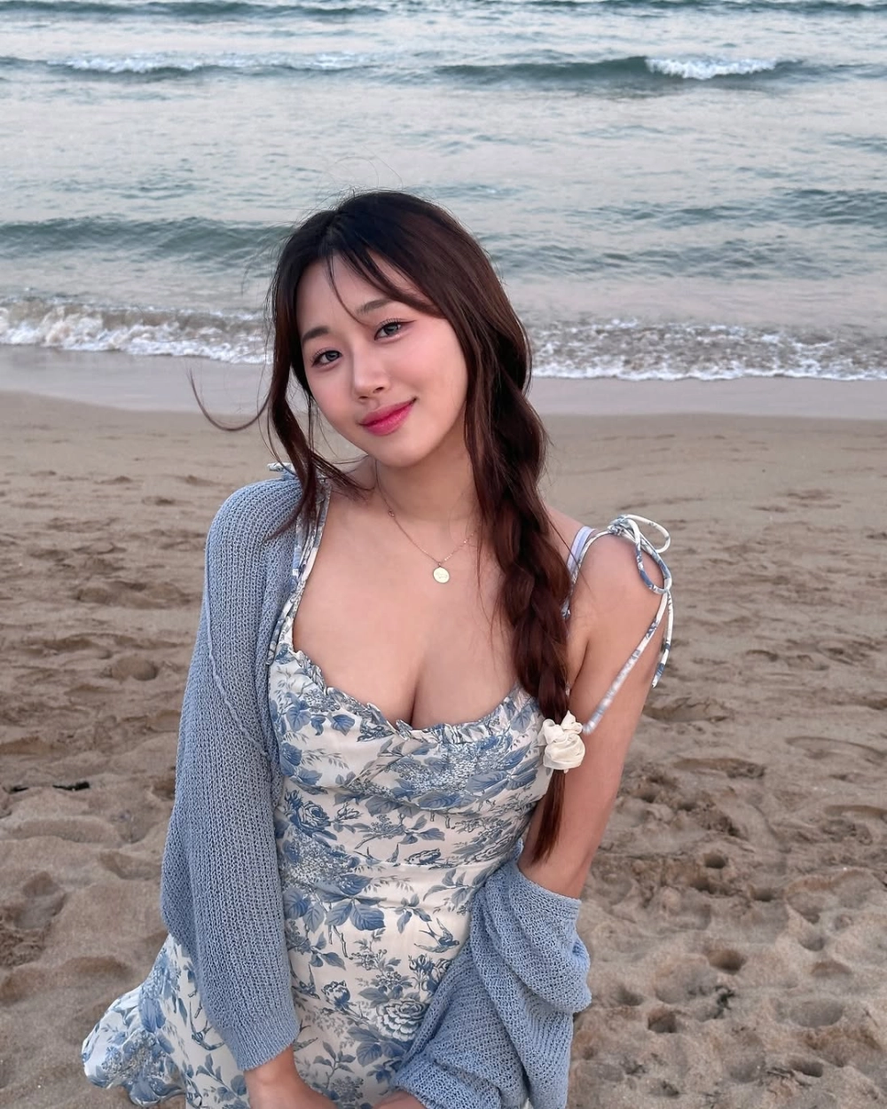 Korean girl sex melts flawless silk and sleek body-shaking golden blaze